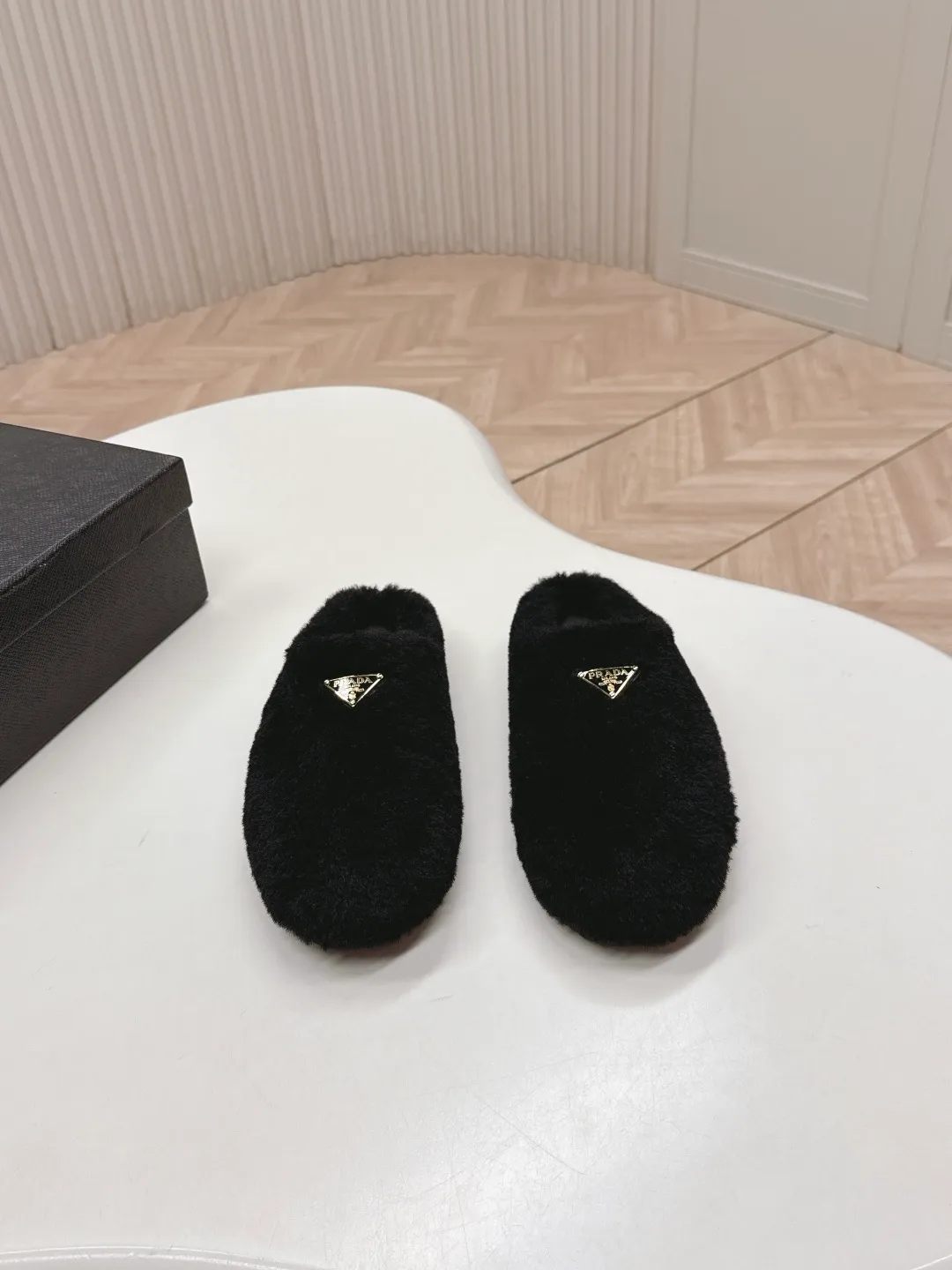 👟👟Ex-factory price 520👟👟 Prada prada25 autumn and winter furry slippers series, half-slip wool slippers, classic triangle buckle, comfortable, cute, cute, fashionable, elegant and versatile, the wool is comfortable and soft, awakening the warmth of autumn and winter. Let you walk comfortably from morning to night. Pair it with socks to easily cope with the changing seasons. Wool, sheep pattern lining, original outsole! 35-40 yards